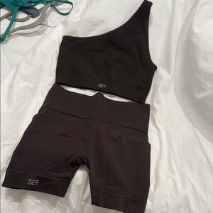 SET Active Brown One-Shoulder Top and Shorts Set

SMALL Bottoms and MEDIUM top
